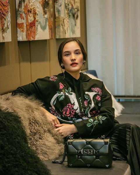EASY TRICK TO ELEVATE YOUR ALL BLACK LOOK: CHELSEA ISLAN IN VALENTINO