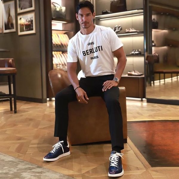 A WHITE T-SHIRT AND SNEAKERS LOOK A LA BERLUTI
