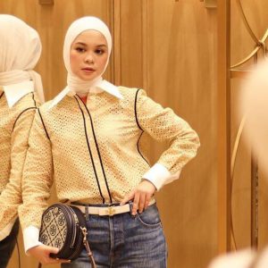 Modest Style Inspo For Your Iftar Dinner By Tantri Namirah in Tory Burch