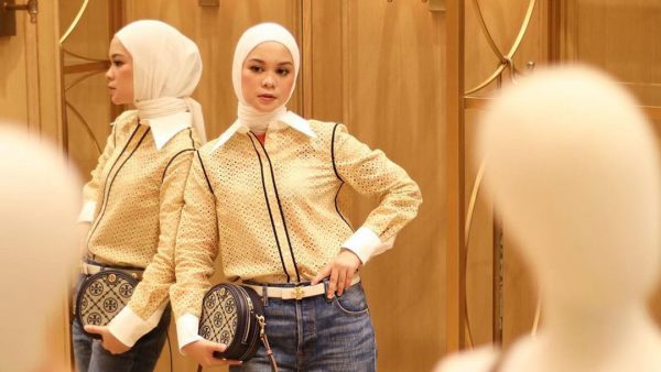 Modest Style Inspo For Your Iftar Dinner By Tantri Namirah in Tory Burch