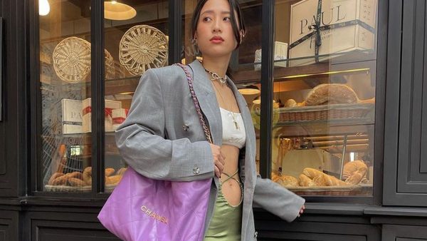 SPRING COLOURS FIT: DIGITAL CREATOR CISSYLIA WITH THE NEW CHANEL 22 BAG