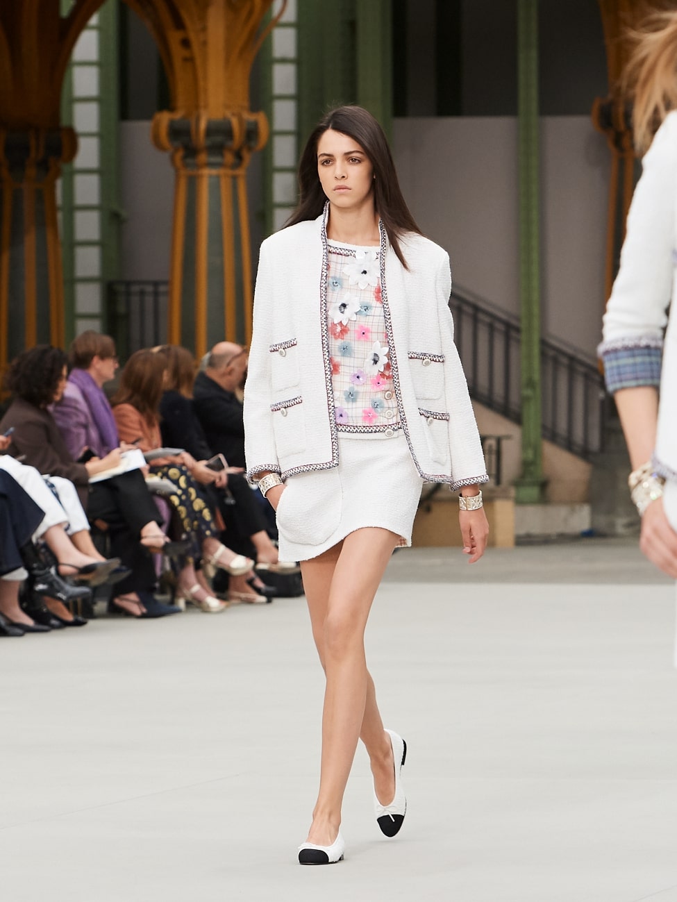 THE ICONIC WHITE JACKET For Cruise 2019/20, CHANEL explores new