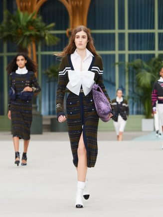 Chanel Cruise Collection 2018: the fashion show  Phong cách thời trang,  Trình diễn thời trang, Thời trang