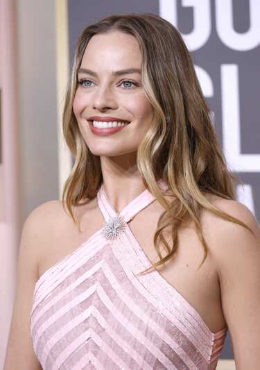 Margot ROBBIE wore CHANEL at the 80th Golden Globe Awards