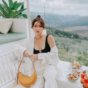 TRAVEL OUTFIT IDEA: ANAZ SIANTAR IN LUMINE JAKARTA ALL WHITE DELICATE LOOK