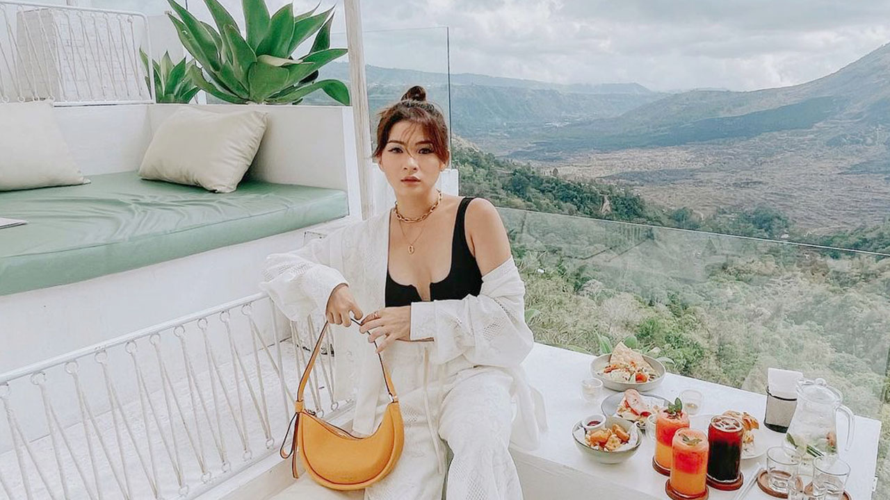 TRAVEL OUTFIT IDEA: ANAZ SIANTAR IN LUMINE JAKARTA ALL WHITE DELICATE LOOK