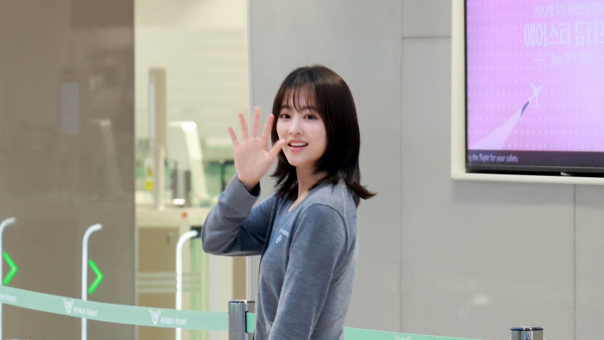 Park Bo Young Spotted at Incheon Airport in Tory Burch