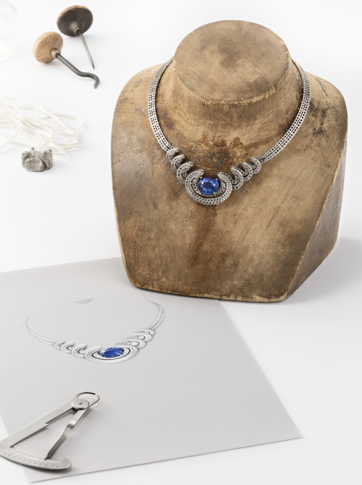 CRH7000990_sama necklace_whitegold, sapphire, diamonds_3