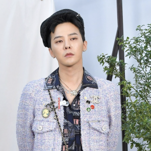 G-DRAGON WORE A WOMAN’S JACKET AT CHANEL SPRING/SUMMER 2020 HAUTE COUTURE SHOW