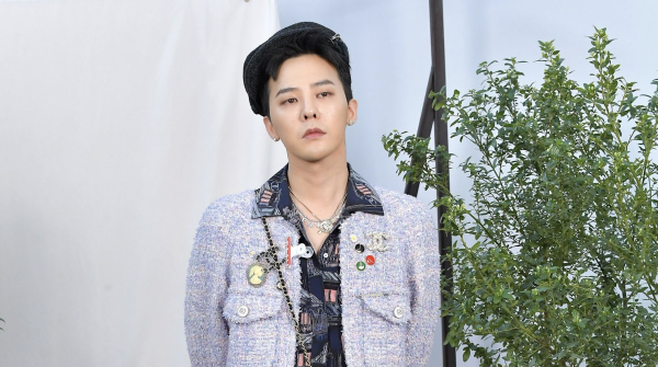 G-DRAGON WORE A WOMAN’S JACKET AT CHANEL SPRING/SUMMER 2020 HAUTE COUTURE SHOW