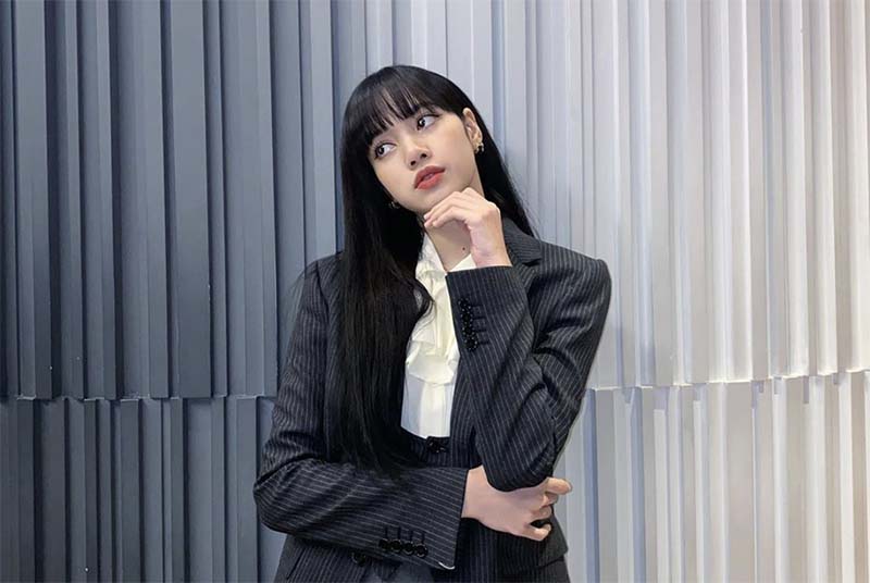 Pin by B on blackpink | Jet black hair, Lisa hair, Korean hairstyle