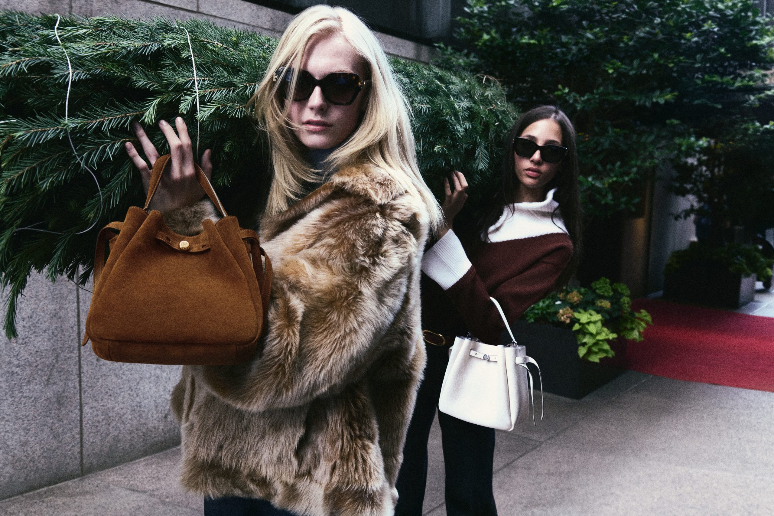 TB_HOL25_CAMPAIGN_ROMY_BUCKET_SHOT_8_0096