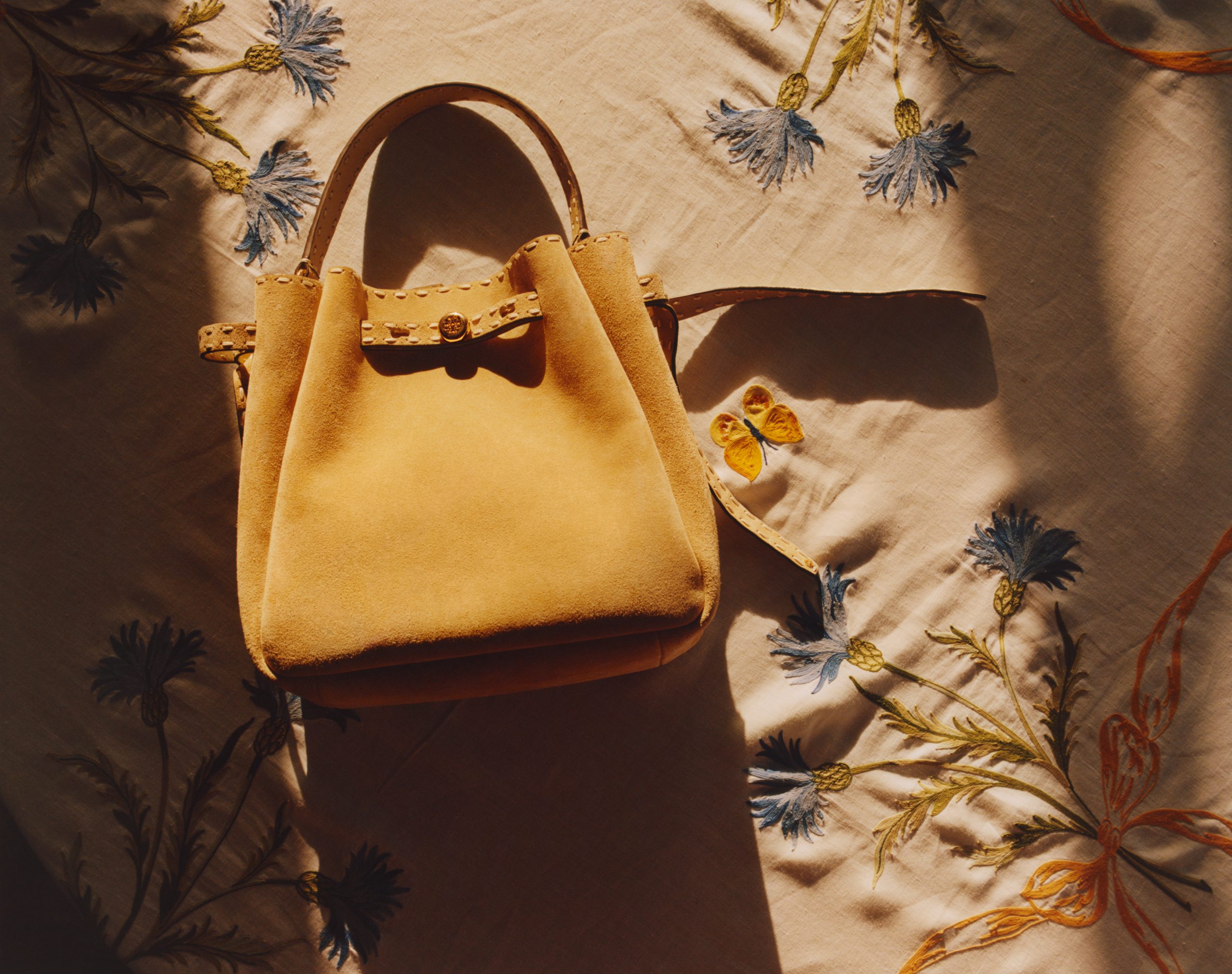 TB_SPR26_ESLS_CAMPAIGN_ROMY_SUEDE_BUCKET_SHOT_1_12