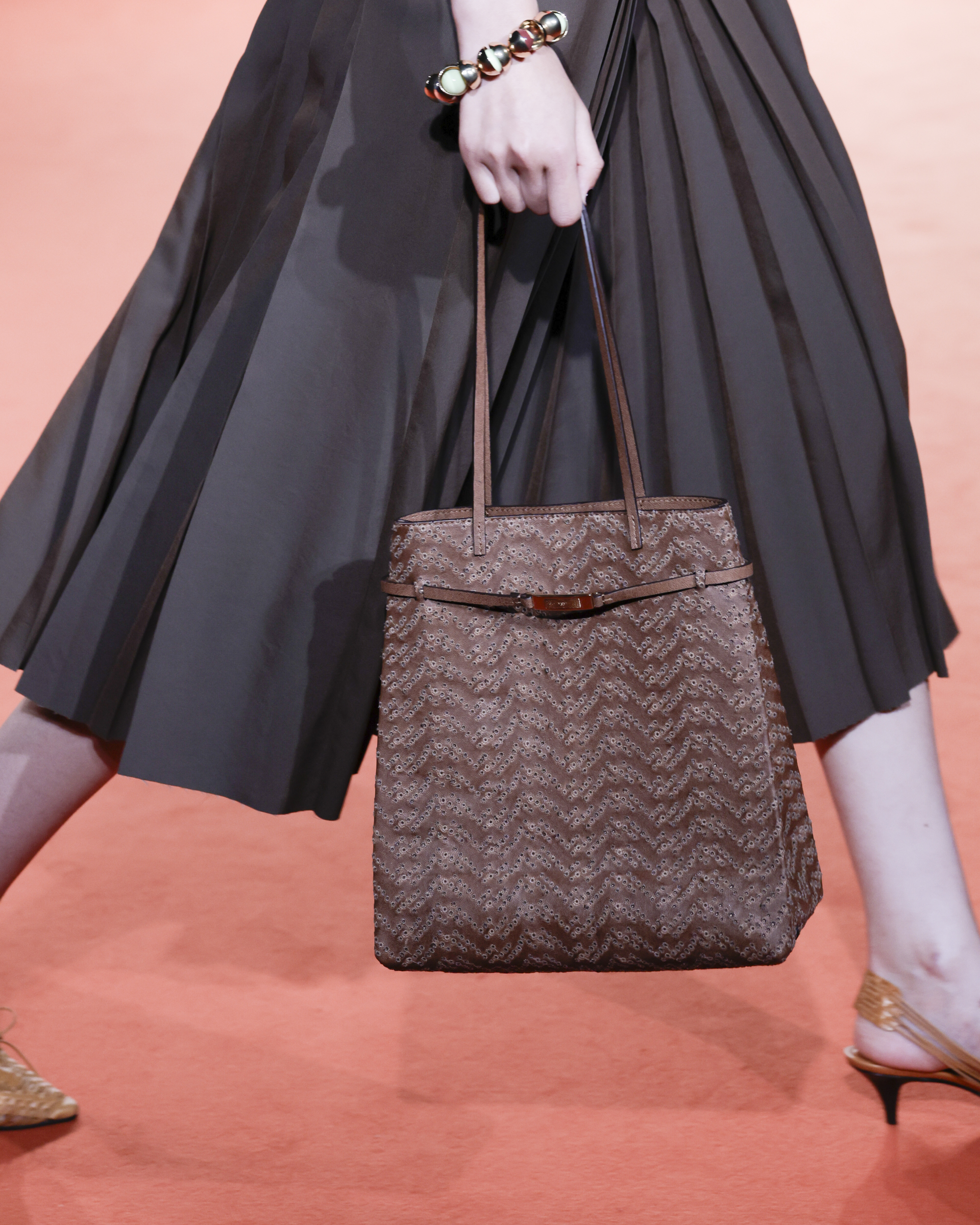 TB_SS27_SHOW_RUNWAY_DETAILS_4x5_082