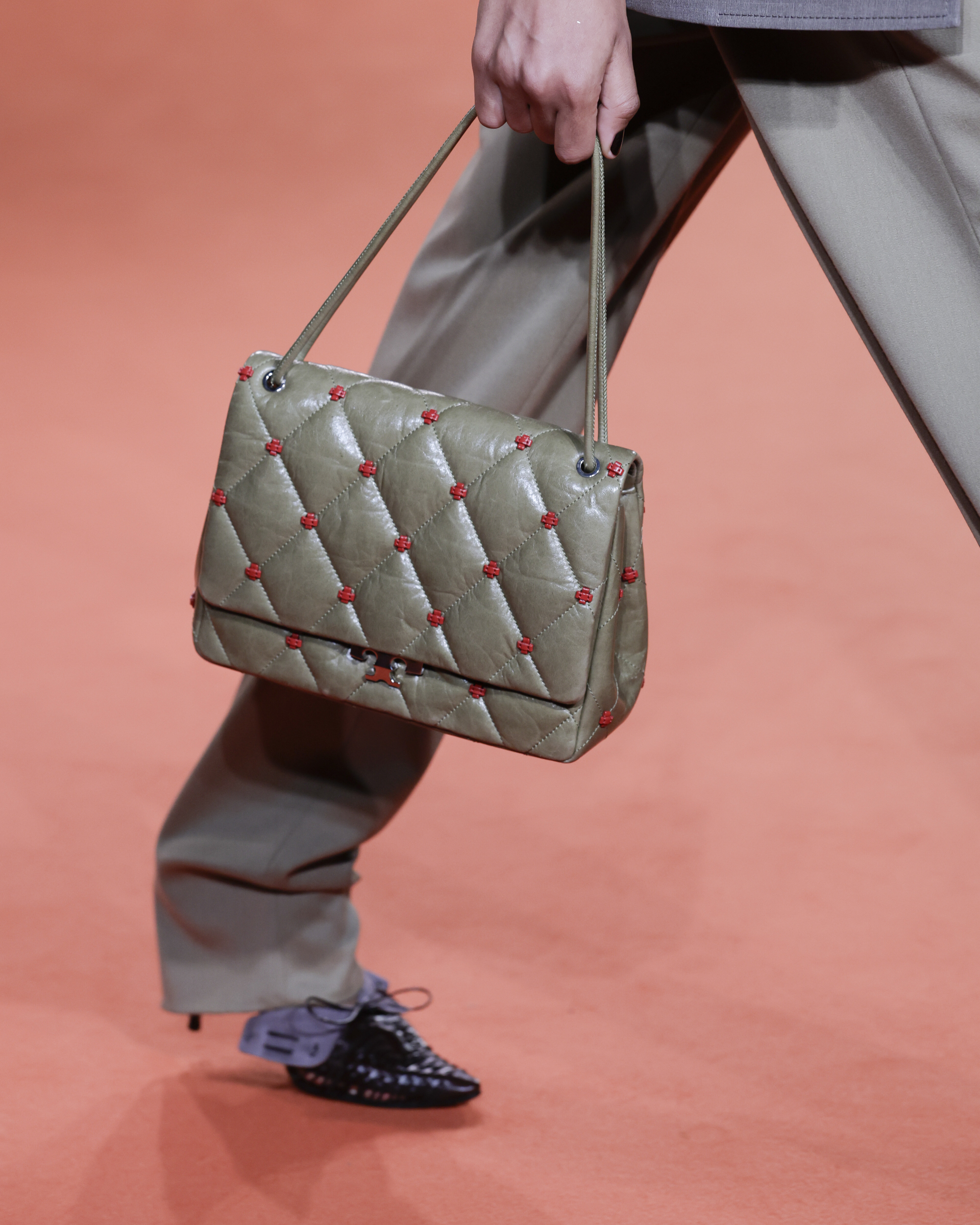 TB_SS27_SHOW_RUNWAY_DETAILS_4x5_105