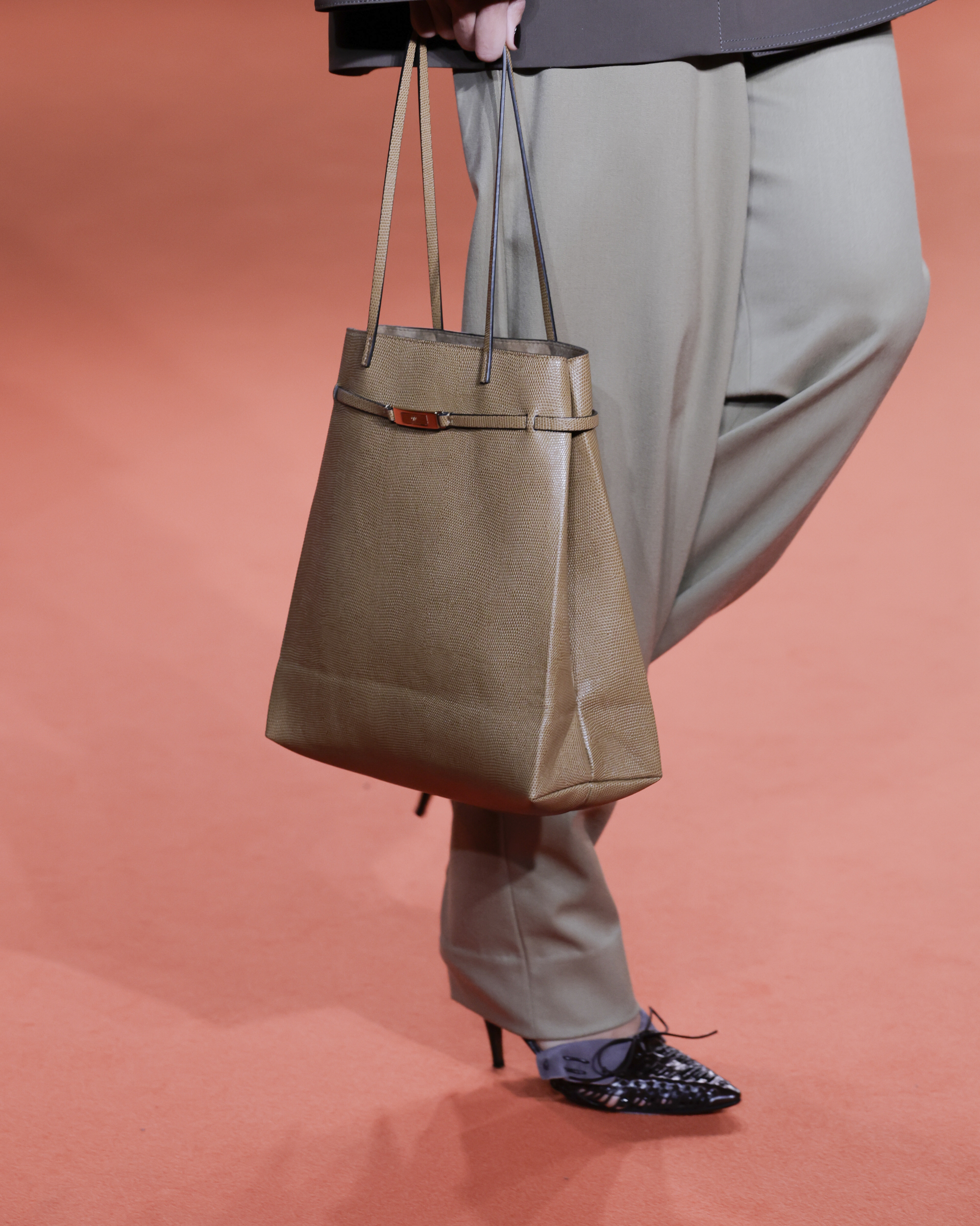 TB_SS27_SHOW_RUNWAY_DETAILS_4x5_118