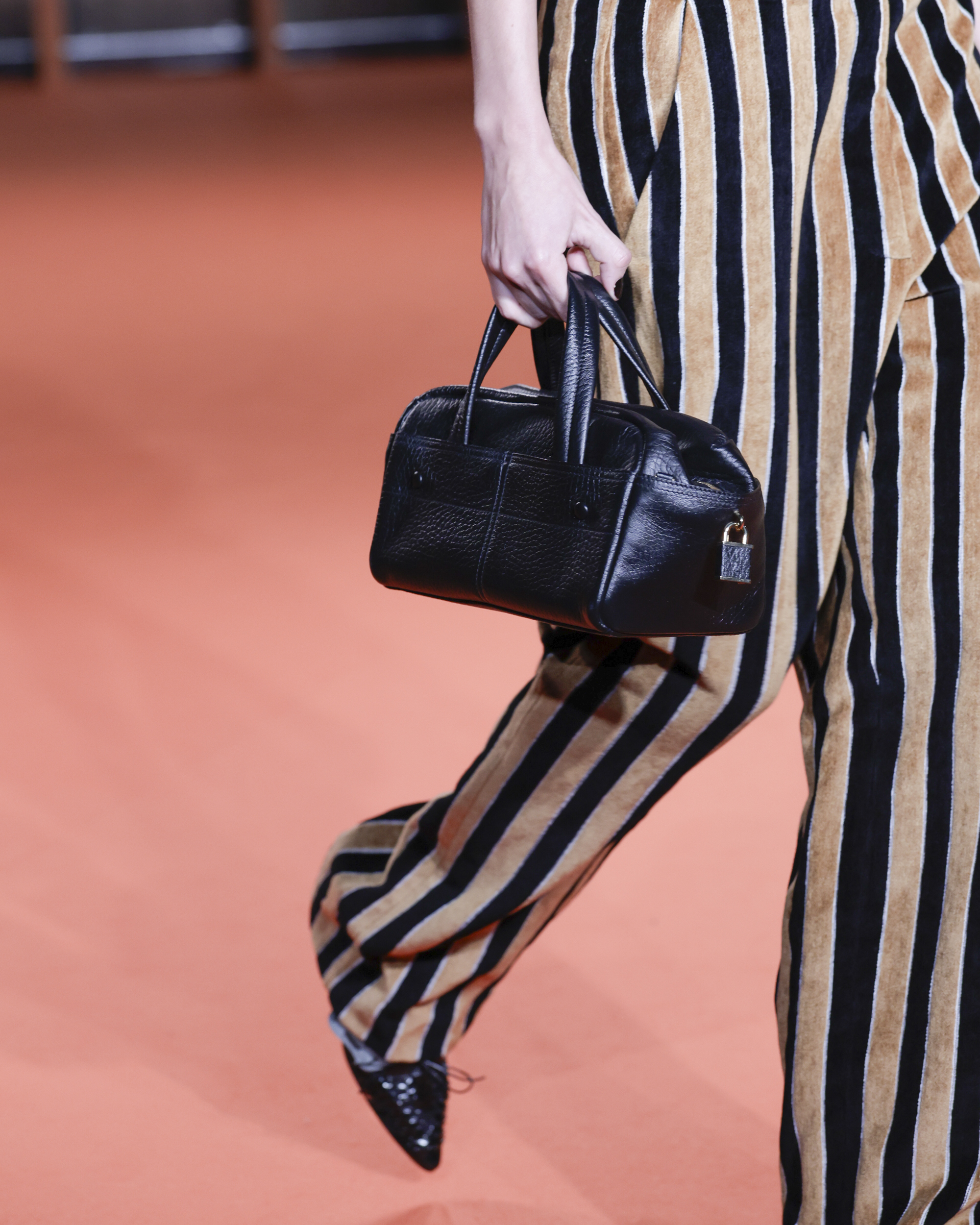 TB_SS27_SHOW_RUNWAY_DETAILS_4x5_128