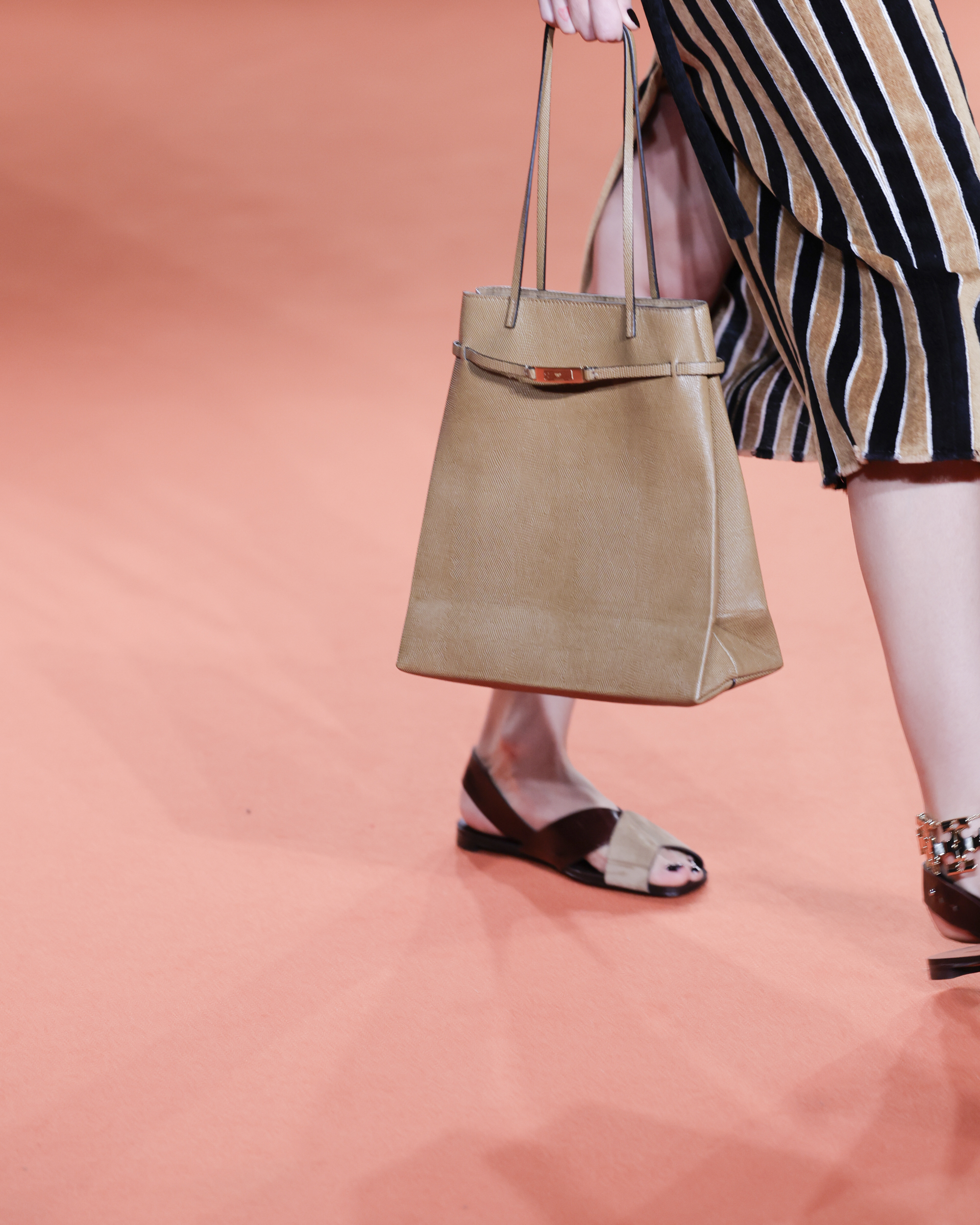 TB_SS27_SHOW_RUNWAY_DETAILS_4x5_136