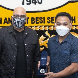 TIME INTERNATIONAL’S INTIME PRESENTS BREITLING TIMEPIECES TO INDONESIAN WEIGHTLIFTING OLYMPIC 2020 CHAMPION