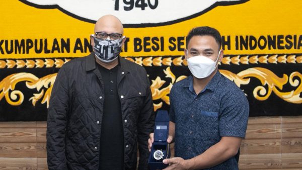 TIME INTERNATIONAL’S INTIME PRESENTS BREITLING TIMEPIECES TO INDONESIAN WEIGHTLIFTING OLYMPIC 2020 CHAMPION