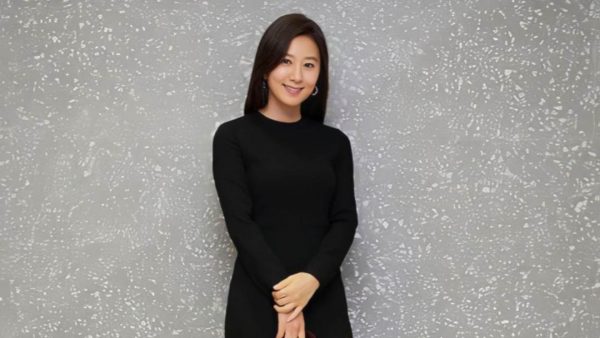 ACTRESS KIM AE HEE “THE WORLD OF THE MARRIED” WITH VALENTINO BAG