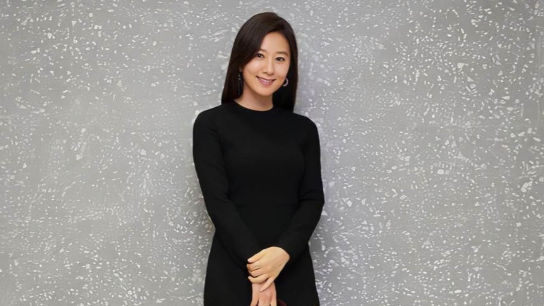 ACTRESS KIM AE HEE “THE WORLD OF THE MARRIED” WITH VALENTINO BAG