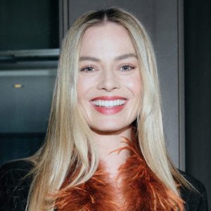 Steal Margot Robbie’s Pre-Oscars Dinner CHANEL Makeup Look