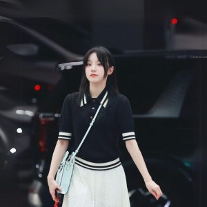 Style Sighting: Yuqi in Tory Burch on Her Way to New York